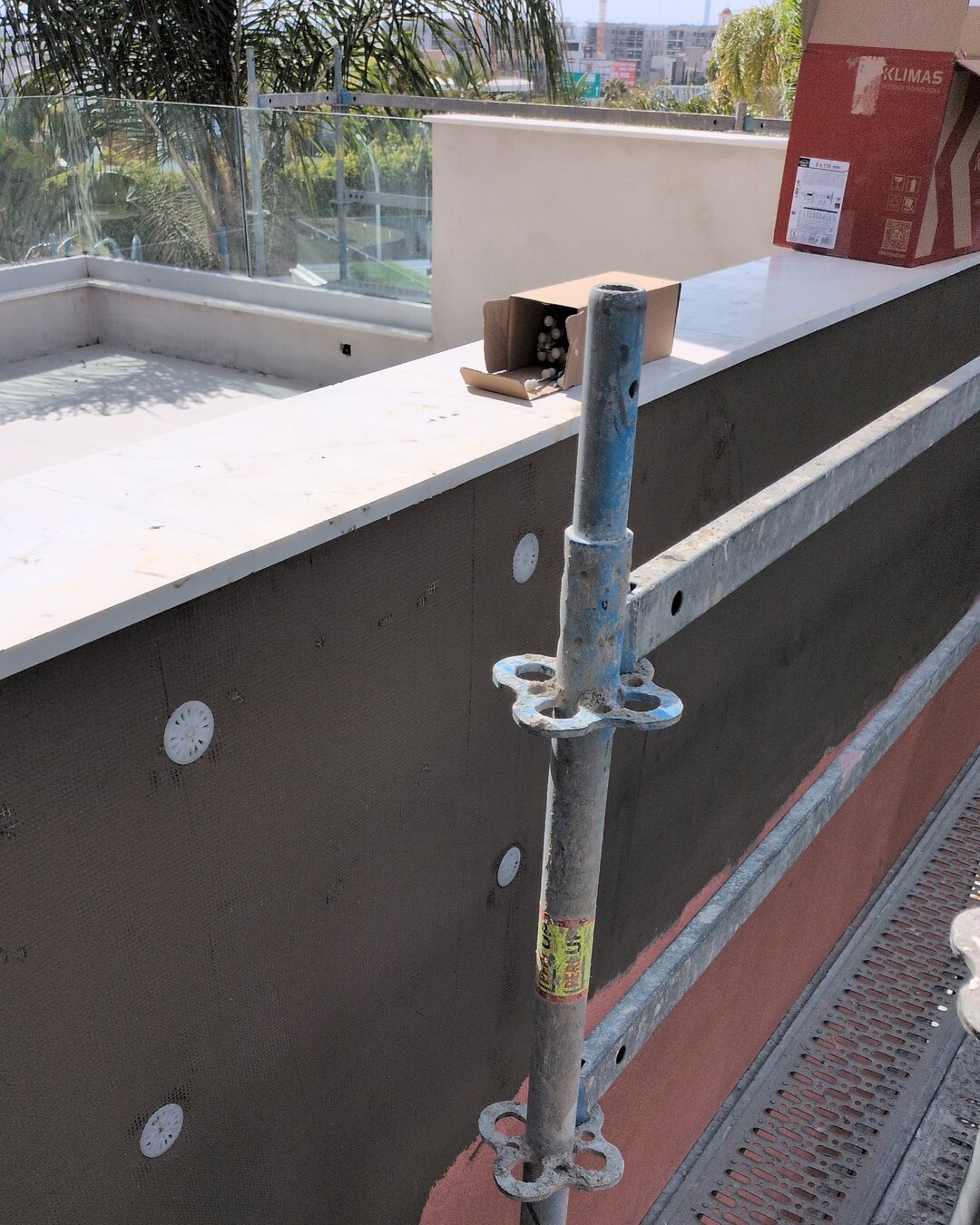Insulation boards fixed with anchors, glue and mesh on an outside wall